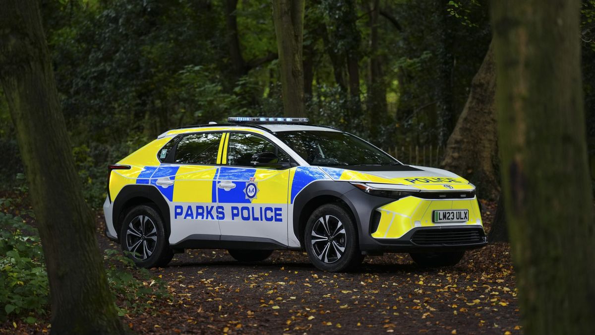 Elektrická Toyota bZ4X dostala policejní uniformu, hlídat bude v londýnských parcích